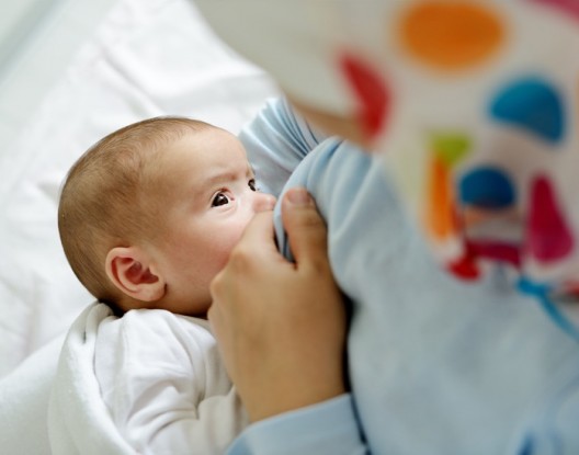 علماء يفكون لغز حليب الأم ويكشفون تطور مكوناته مع نمو الطفل