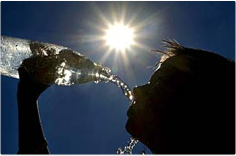 ارتفاع مفرط في درجة الحرارة والأطباء يوصون بشرب الماء