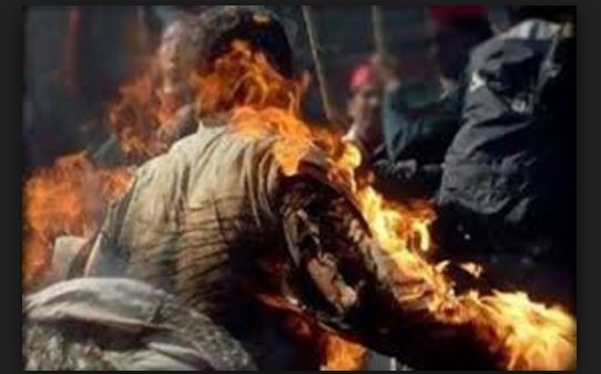 بالفيديو..مواطن يحرق جسده وسيارته أمام “كوميسارية”