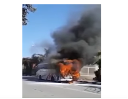 النيران تأتي على حافلة لنقل المسافرين بالبيضاء (فيديو)