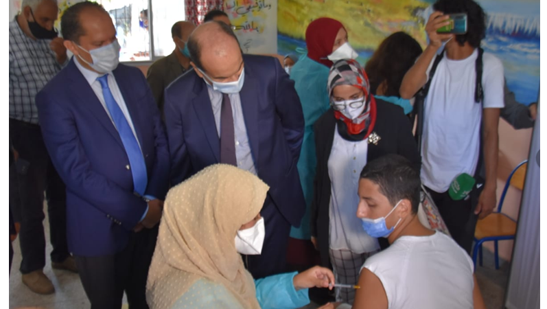 السيد والي جهة الدار البيضاء-سطات يطلع ميدانيا على سير عملية  تلقيح المتمدرسين بالوحدة الطبية المتنقلة “ث.ت أنوال”