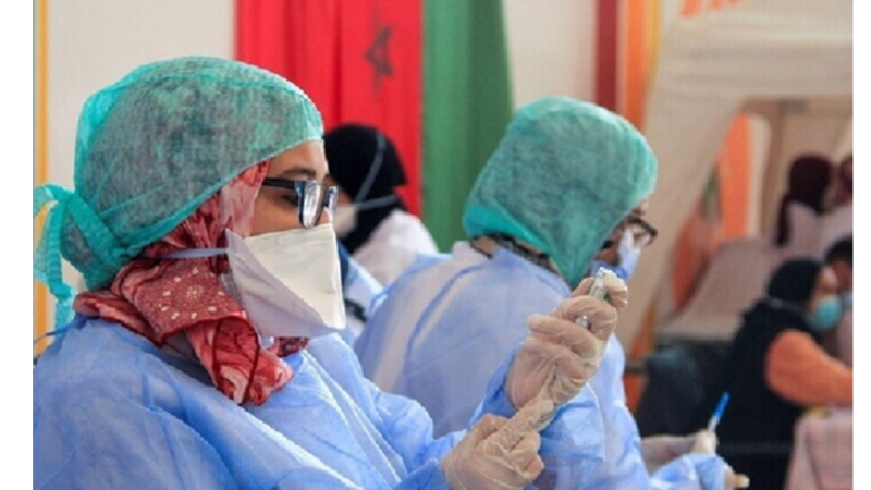 حقوقيون: معاناة كبيرة في عملية تلقيح التلاميذ بمراكش… التلاميذ وآباؤهم يبيتون في العراء لانتظار دورهم
