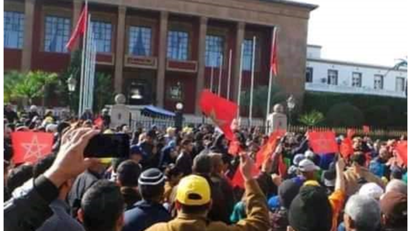 ناشطون يحذرون من “نيران الفتنة” في قضية “جواز التلقيح”