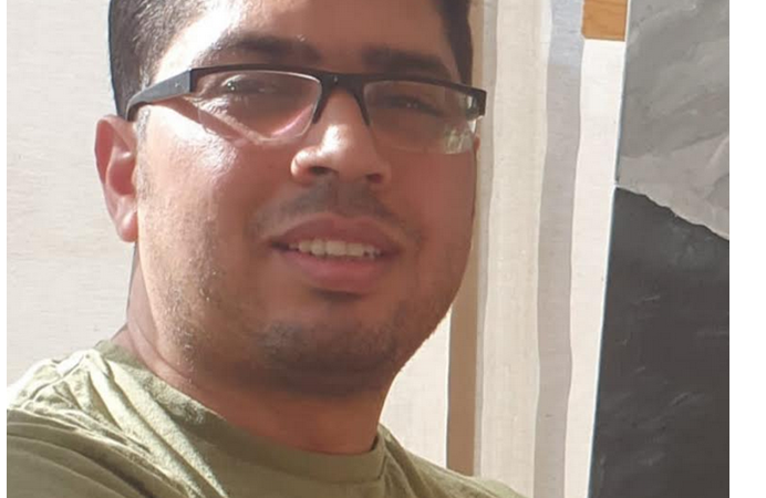 الفنان التشكيلي “عثمان العلوي جمال” يرسم لوحات تدعو للمحبة والسلام