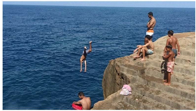 طبيب يحذر من خطورة “القفزات المتهورة” للشباب في الشواطئ والمسابح