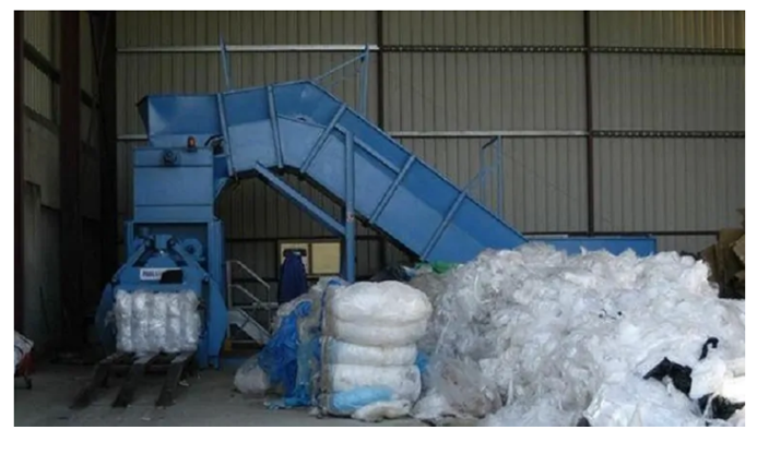 مداهمة مصنع سري للبلاستيك تسفر عن مفاجأة