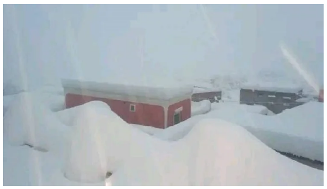 السكان يستغيثون بعد انقضاء المواد الغذائية، و انقطاع الماء والكهرباء بعد حصار الثلوج دواوير بورزازات.