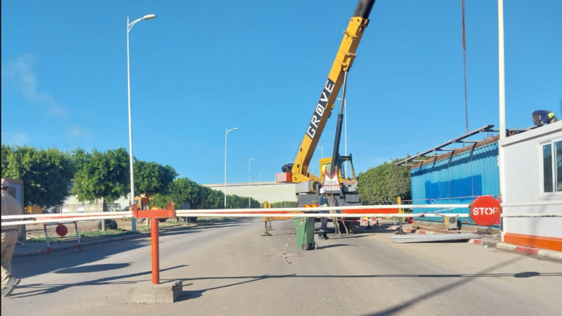 السيبة في الجرف الأصفر.. مصنع يستولي على طريق عمومي وينصب حراس وحواجز