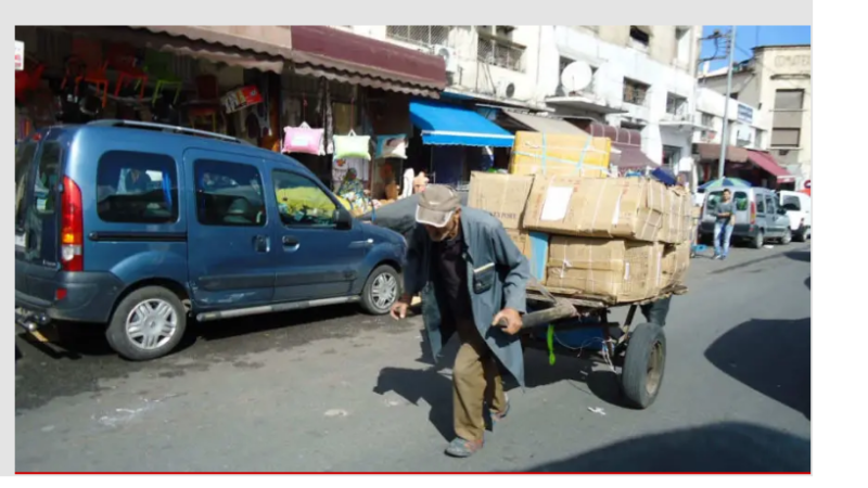 لفظ أنفاسه الأخيرة وهو يطارد لقمة العيش.. وفاة حمال مسن تهز سوق الجملة