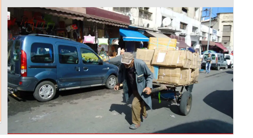 لفظ أنفاسه الأخيرة وهو يطارد لقمة العيش.. وفاة حمال مسن تهز سوق الجملة