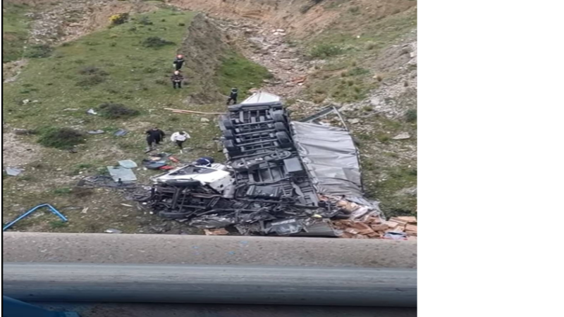 وفاة سائق شاحنة في حادث مروع على الطريق السيار بين طنجة وميناء القصر الصغير