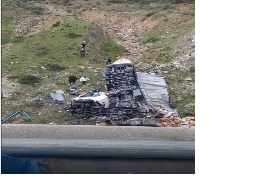 وفاة سائق شاحنة في حادث مروع على الطريق السيار بين طنجة وميناء القصر الصغير