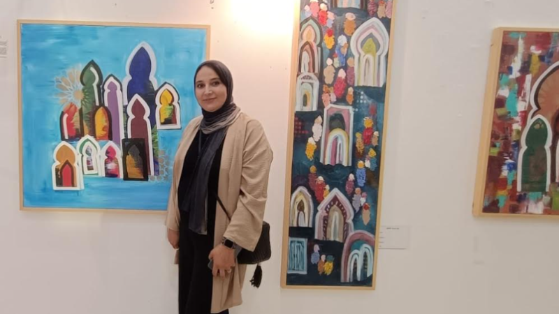 الفنانة وفاء رواح .. من زخارف الأبواب المغربية إلى صالات الفن العالمية