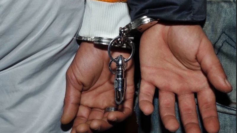 انتحال صفة شرطي يوقف شخصين‬