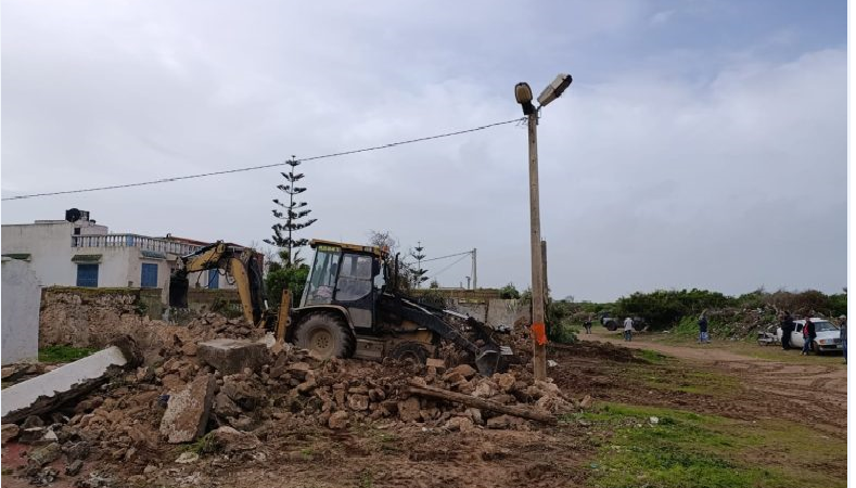 قائد الملحقة الإدارية الثانية بسيدي رحال يباشر حملة لإزالة العشوائيات بالشريط الساحلي