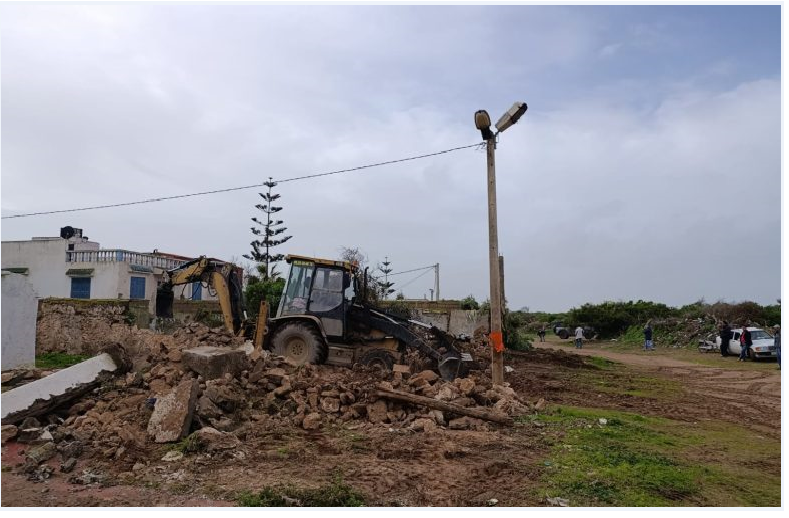 قائد الملحقة الإدارية الثانية بسيدي رحال يباشر حملة لإزالة العشوائيات بالشريط الساحلي