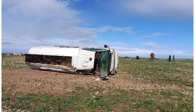 حادث انقلاب شاحنة بنزين.. اصابة السائق بكسور خطيرة