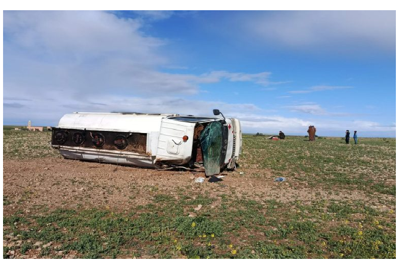 حادث انقلاب شاحنة بنزين.. اصابة السائق بكسور خطيرة